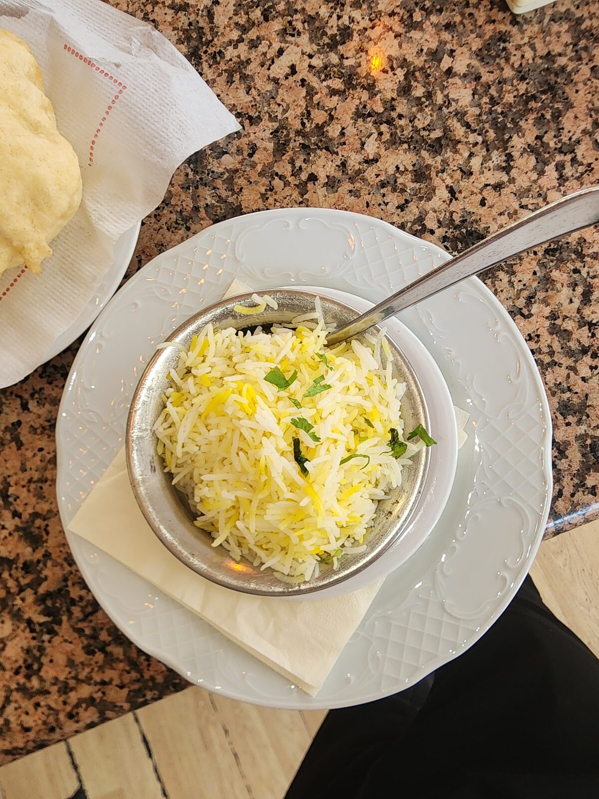 Cuenco de acero con arroz basmati y papadam recién hecho