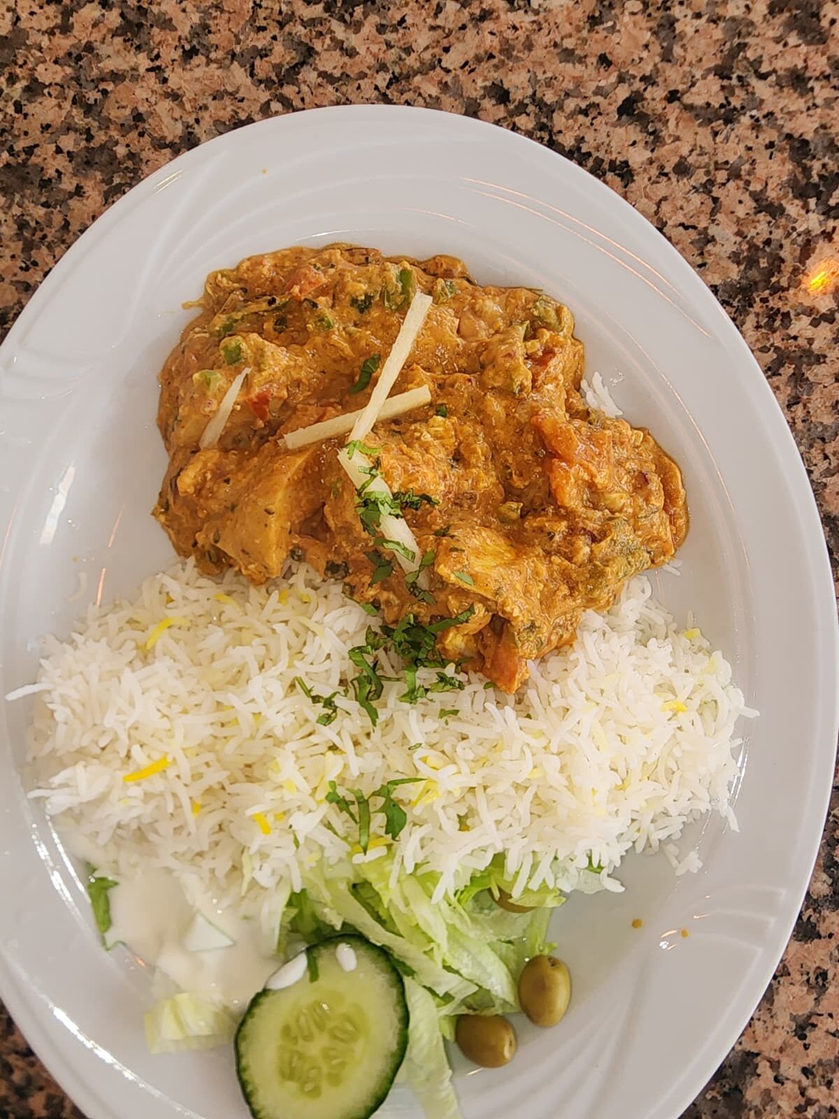 Plato de pollo al curry con juliana de jengibre y cilantro, con arroz basmati